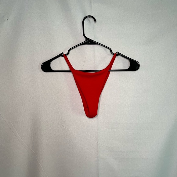 Red bikini - Picture 2 of 2